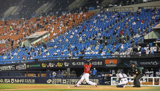 4일 서울 잠실야구장을 찾은 관중들이 2021 KBO리그 SSG 랜더스와 두산 베어스의 경기를 지켜보고 있다.  연합뉴스